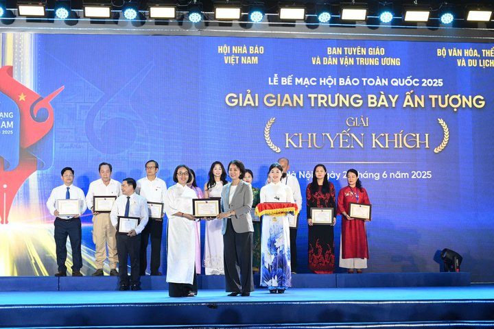 Ban Tổ chức trao giải Khuyến khích hạng mục Gian trưng bày ấn tượng. Ảnh Cấn Dũng