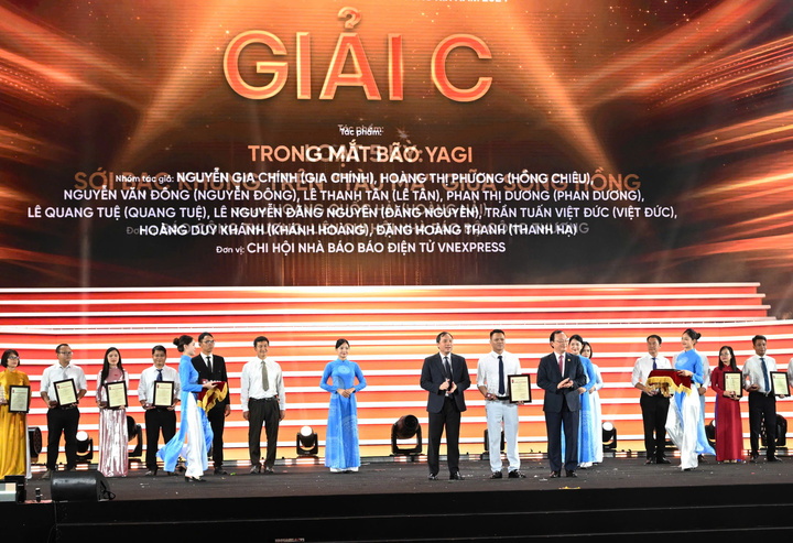 Loạt bài 5 kỳ "Sới bạc khủng trên ‘tàu ma’ giữa sông Hồng" của nhà báo Hoàng Quốc Hải, Báo Công Thương vinh dự được trao Giải C thể loại Báo chí đa phương tiện - Ảnh: Cấn Dũng