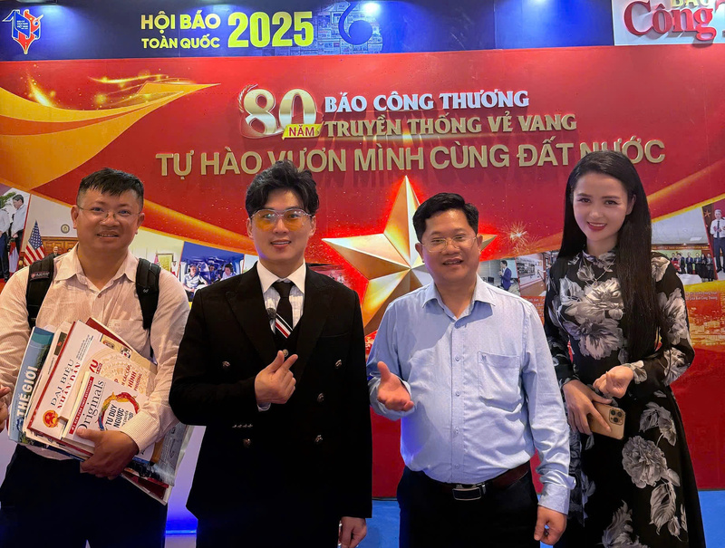 Ca sĩ Du Thiên cùng các đại biểu tại gian trưng bày của Báo Công Thương