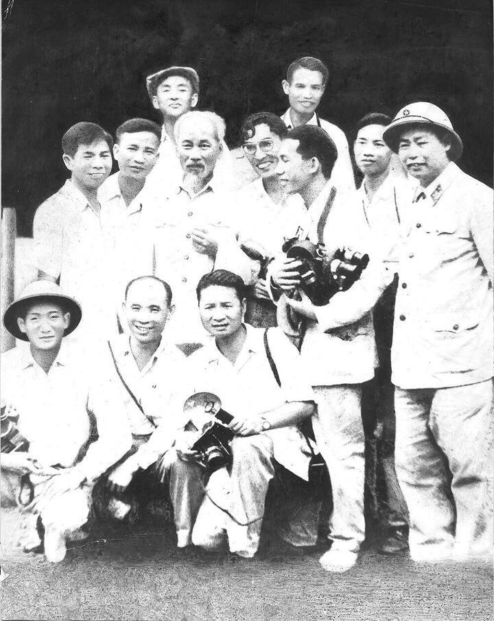 Chủ tịch Hồ Chí Minh với phóng viên Báo Việt Nam độc lập tại Thái Nguyên (năm 1964). Ảnh tư liệu