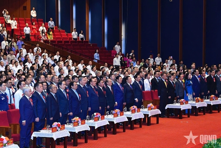 Tổng Bí thư Tô Lâm và các lãnh đạo Đảng, Nhà nước tham dự Lễ kỷ niệm. Ảnh: QĐND