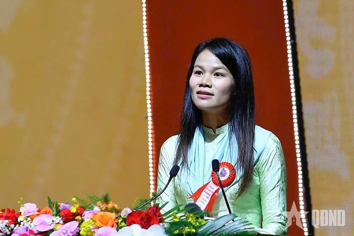 Nhà báo Nguyễn Thị Ngân phát biểu tại Lễ kỷ niệm. Ảnh: QĐND