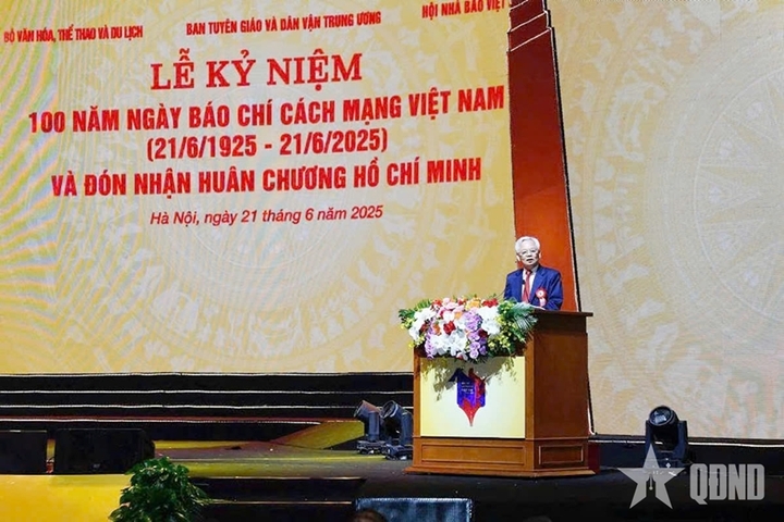 Nhà báo Tạ Ngọc Tấn phát biểu tại Lễ kỷ niệm. Ảnh: QĐND