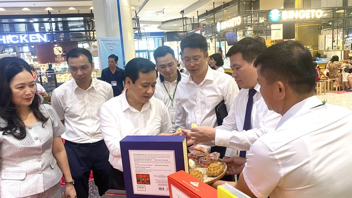 Đại diện các doanh nghiệp giới thiệu các sản phẩm tại sự kiện (Ảnh: Thu Anh)