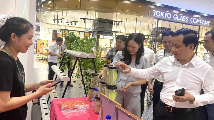 Ông Nguyễn Văn Thành, Giám đốc Sở Công Thương Hải Phòng cùng các đại biểu tham quan gian hàng tại sự kiện. Ảnh: Thu Anh