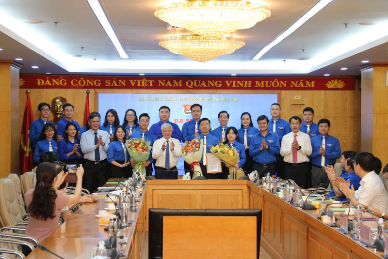 Ông Đỗ Văn Chiến cùng các đại biểu chúc mừng Ban Chấp hành Đoàn Thanh niên Mặt trận Tổ quốc, các đoàn thể Trung ương - Ảnh: Xuân Tùng