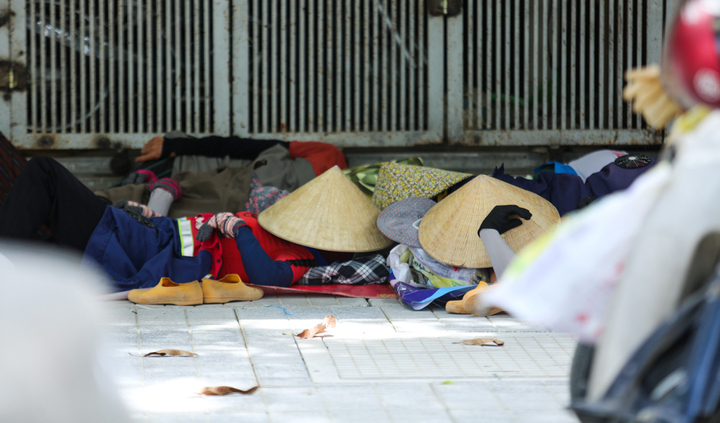 Giấc ngủ trưa vội vàng của những người cửu vạn