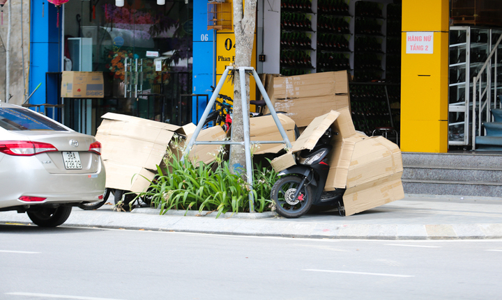Không chỉ con người, xe cộ cũng được trang bị để chống nắng bằng các tấm bìa cát tông