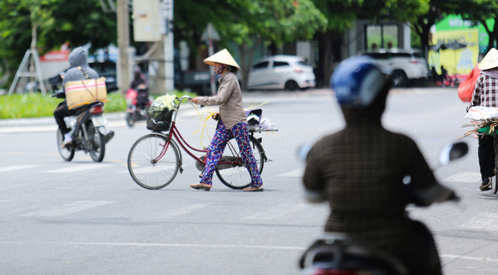 Dù đối mặt với muôn vàn khó khăn, những người lao động vẫn không ngừng nỗ lực, kiên cường bám trụ để mưu sinh