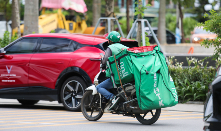 Các shipper chạy hết công suất vào thời điểm buổi trưa