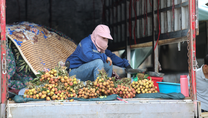 Các tiểu thương tại chợ truyền thống bịt kín mặt mũi, đeo găng tay để tránh tiếp xúc với nắng nóng
