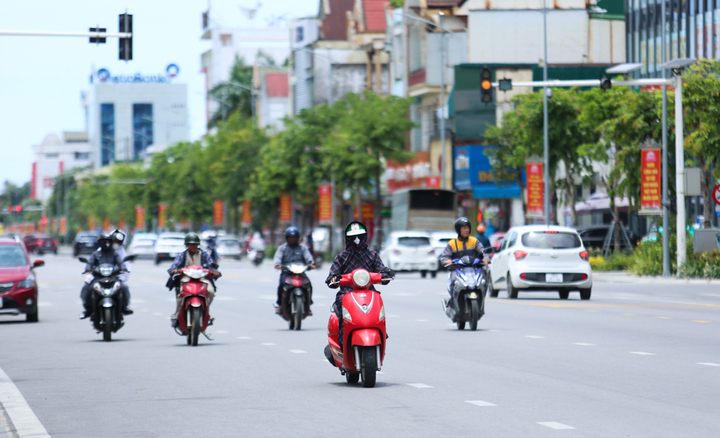Giữa trưa, nắng nóng tại các tuyến đường trở nên bỏng rát