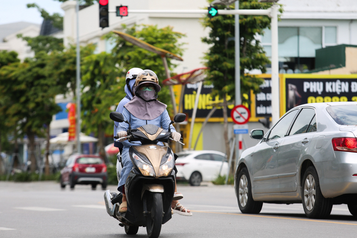 Người đi đường phải che kín mặt mũi, khổ sở nhất là mỗi khi dừng đèn đỏ