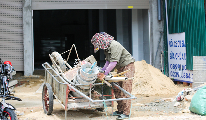 Khi mặt trời đứng bóng, nữ công nhân vội vã thu dọn đồ đạc về nhà