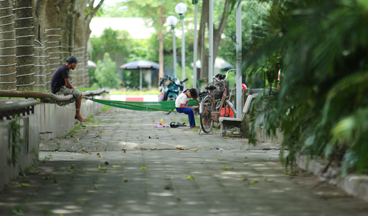 Nhiều người tập trung về công viên để trốn thời điểm nắng nóng đỉnh điểm