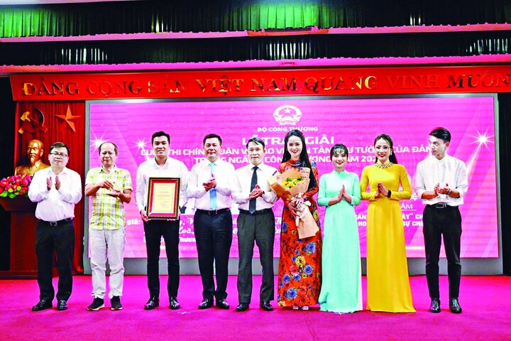 Bộ trưởng Bộ Công Thương Nguyễn Hồng Diên, Thứ trưởng Trương Thanh Hoài và Phó Chủ tịch Thường trực Hội Nhà báo Việt Nam Nguyễn Đức Lợi trao chứng nhận cho nhóm tác giả Báo Công Thương đoạt giải Đặc biệt, Cuộc thi chính luận về bảo vệ nền tảng tư tưởng của Đảng trong ngành Công Thương năm 2024. Ảnh: Cấn Dũng