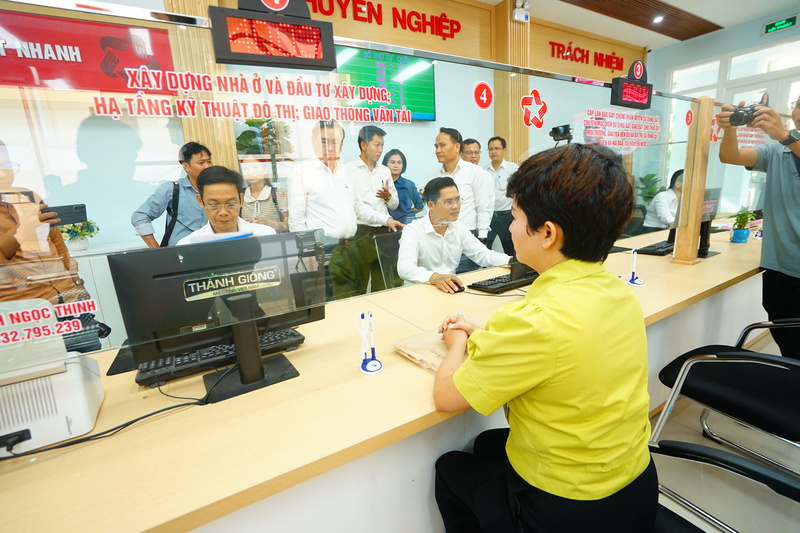 Người dân đến thực hiện thủ tục hành chính chiều 21/6. Ảnh: Vũ Lê