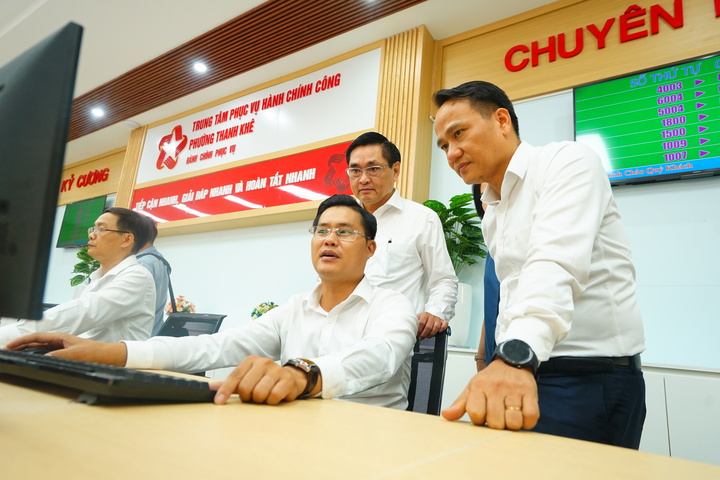 Ông Nguyễn Đình Vĩnh, Phó Bí thư Thường trực Thành ủy Đà Nẵng kiểm tra công tác vận hành thí điểm tại phường Thanh Khê (mới). Ảnh: Vũ Lê