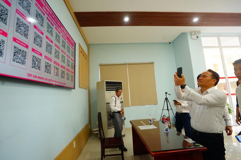 Phó Bí thư Thường trực Thành ủy Đà Nẵng Nguyễn Đình Vĩnh quét mã QR code các hồ sơ thủ tục hành chính. Ảnh: Vũ Lê
