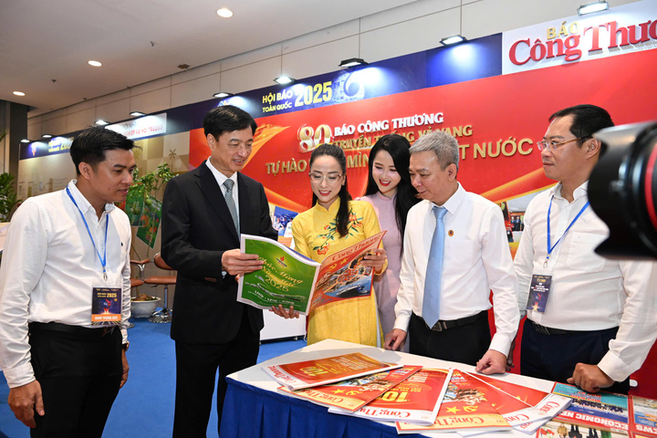 Ủy viên Bộ Chính trị, Bí thư Trung ương Đảng, Chủ nhiệm Ủy ban Kiểm tra trung ương Nguyễn Duy Ngọc thăm và đọc ấn phẩm của Báo Công Thương