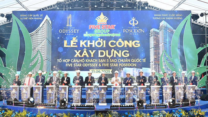 Các đại biểu nhấn nút khởi công dự án. Ảnh: Ngọc Sơn