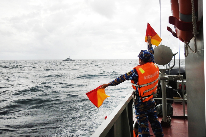 Tàu hải quân hai nước huấn luyện cờ tay trong quá trình tuần tra