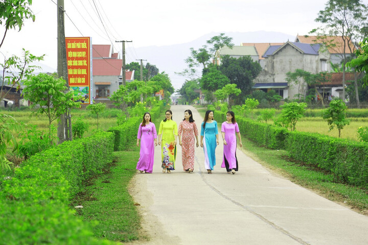 Các tuyến đường nông thôn mới ở Tiên Yên, Quảng Ninh đều hấp dẫn bởi một màu xanh tươi mát, của cây xanh và hoa - Ảnh: Trần Hoàn