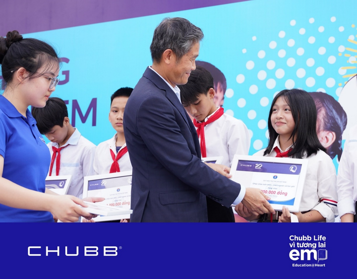 2.000 học bổng và quà tặng của Chubb Life Việt Nam được trao cho học sinh có hoàn cảnh khó khăn trên 7 tỉnh, thành.
