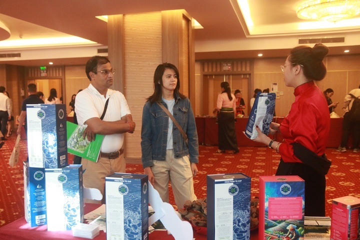 Đặc sản COOP tỉnh Sơn La được giới thiệu đến du khách nước ngoài tại TP. Đà Nẵng. Ảnh: Nhật Huy