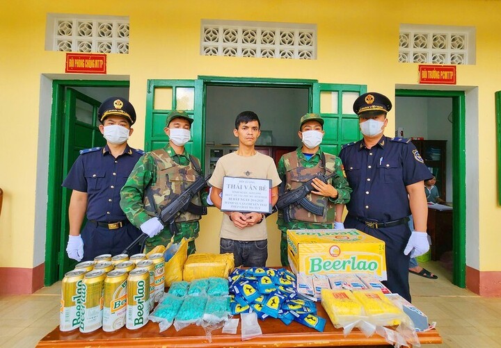 Lực lượng chức năng bắt giữ Thái Văn Bé và tang vật. (Ảnh: Đồn Biên phòng Cửa khẩu Quốc tế Bờ Y)