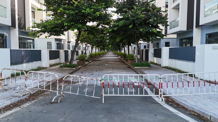 Lối vào khuôn viên khu biệt thự được ngăn cách bởi hàng rào chắn