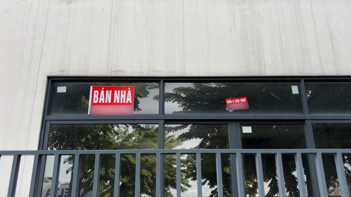 Nhiều căn vẫn treo biển rao bán, cho thuê
