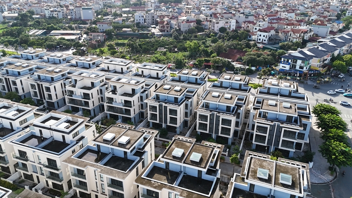 Không ít căn biệt thự tiền tỷ vẫn bỏ hoang, trong khi nhu cầu nhà ở của người dân, đặc biệt là người thu nhập thấp, còn rất lớn