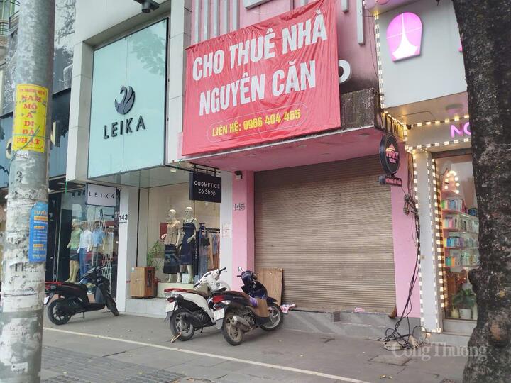 Hàng chục cửa hàng kinh doanh quần áo trên phố Chùa Bộc đã đóng cửa, trả lại mặt bằng.