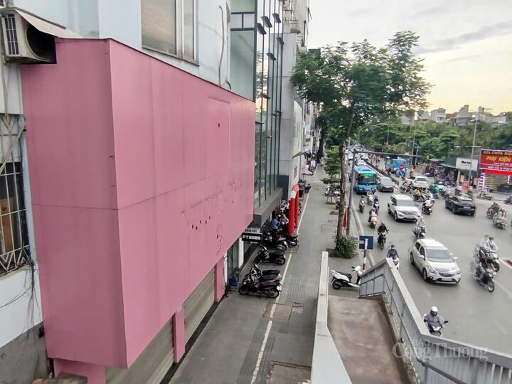 Phố Chùa Bộc vốn sầm uất nổi tiếng với các ki ốt buôn bán, kinh doanh quần áo, giày dép, nhưng hiện nay, nhiều mặt bằng đã đóng cửa, tháo dỡ biển, trả mặt bằng.