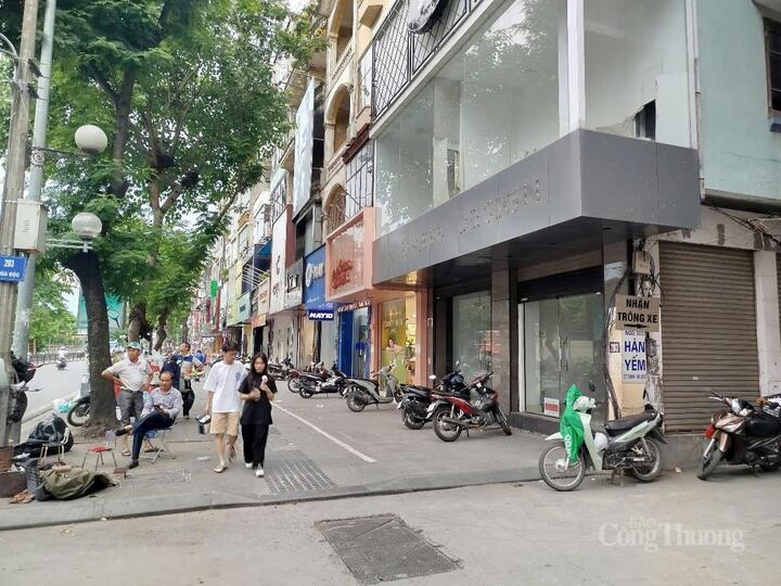 Không khí trở nên vắng vẻ, ảm đạm trên con phố Chùa Bộc dài chưa đến 1km này.