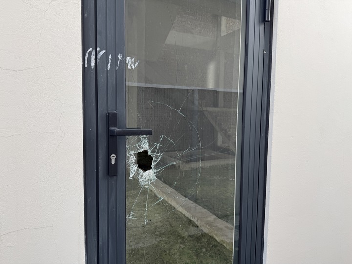 Cửa kính tại một căn biệt thự bỏ hoang bị vỡ, nham nhở