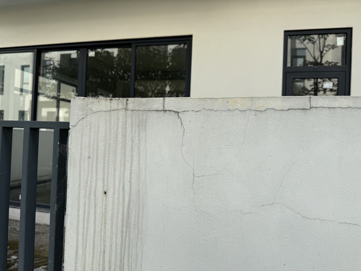 Tường rào bên ngoài biệt thự nứt nẻ, xuống cấp