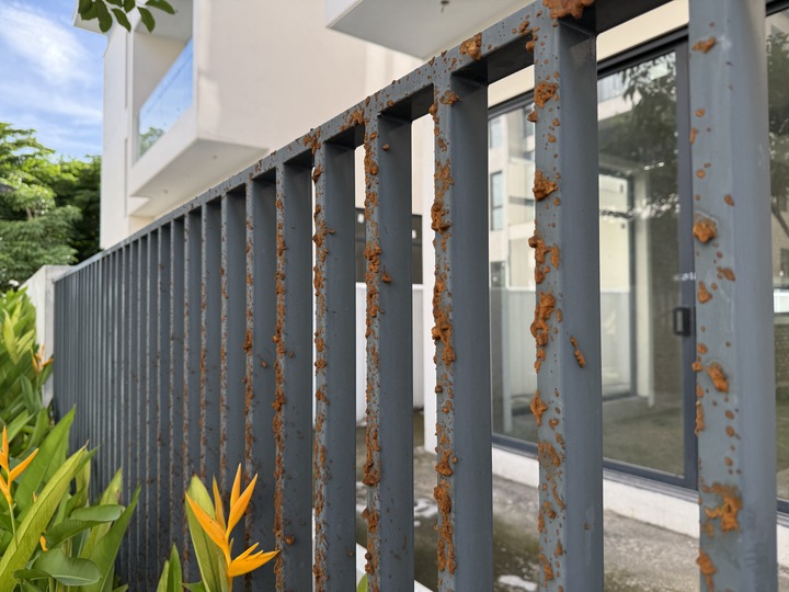 Hàng rào sắt hoen gỉ theo thời gian