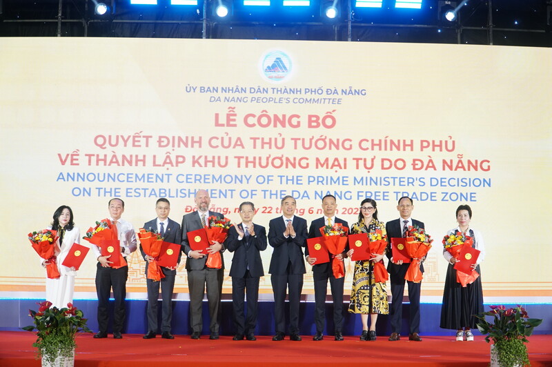 Thành phố Đà Nẵng trao Biên bản ghi nhớ về đầu tư vào Khu thương mại tự do Đà Nẵng cho 8 nhà đầu tư chiến lược (Ảnh: Vũ Lê)