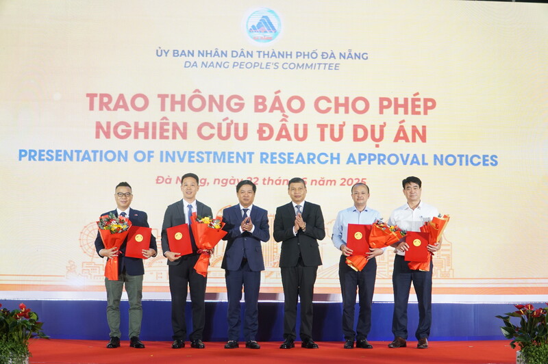 Trao Thông báo cho phép nghiên cứu đầu tư dự án cho 4 nhà đầu tư quan tâm đến Khu thương mại tự do Đà Nẵng (Ảnh: Vũ Lê)