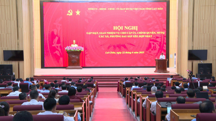 Tỉnh ủy Lai Châu tổ chức hội nghị gặp mặt, giao nhiệm vụ cho cấp ủy, chính quyền các xã, phường sau sắp xếp. Ảnh: Phương Ly
