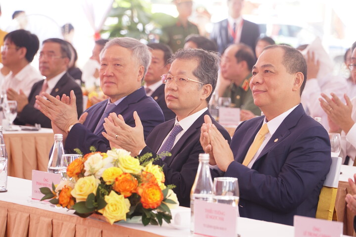 Các đại biểu dự lễ khởi công dự án Khu phức hợp du lịch và đô thị nghỉ dưỡng Làng Vân (Ảnh: Vũ Lê)