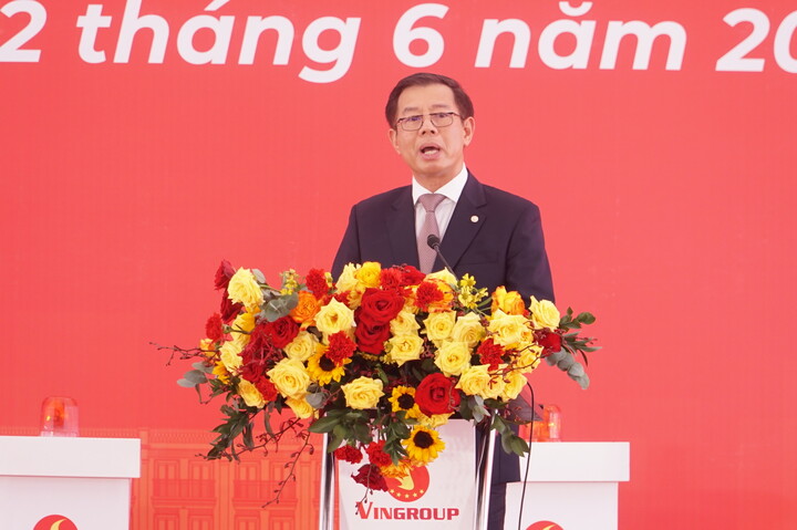 Ông Nguyễn Việt Quang, Phó Chủ tịch HĐQT kiêm Tổng giám đốc Tập đoàn Vingroup phát biểu tại lễ khởi công (Ảnh: Vũ Lê)