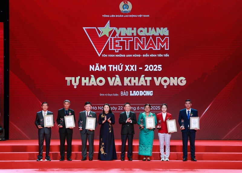 Ông Hồ Đức Phớc - Ủy viên Trung ương Đảng, Phó Thủ tướng Chính phủ và bà Nguyễn Thị Thu Hà - Ủy viên Trung ương Đảng, Phó Chủ tịch - Tổng Thư ký Ủy ban Trung ương Mặt trận Tổ quốc Việt Nam trao biểu trưng và chứng nhận tới các cá nhân được vinh danh tại chương trình. Ảnh: Nguyễn Hải