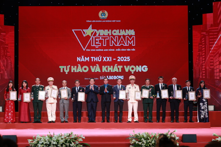Ông Nguyễn Trọng Nghĩa - Ủy viên Bộ Chính trị, Bí thư Trung ương Đảng, Trưởng ban Tuyên giáo và Dân Vận Trung ương cùng ông Nguyễn Đình Khang - Ủy viên Trung ương Đảng, Chủ tịch Tổng Liên đoàn Lao động Việt Nam trao biểu trưng và chứng nhận tới các tập thể được vinh danh tại chương trình. Ảnh: Nguyễn Hải