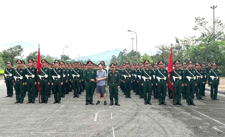 Thượng úy Lê Văn Bình trao trả tài sản cho người đánh rơi trước sự chứng kiến của chỉ huy đơn vị và đồng chí, đồng đội. Ảnh: Thanh Hải