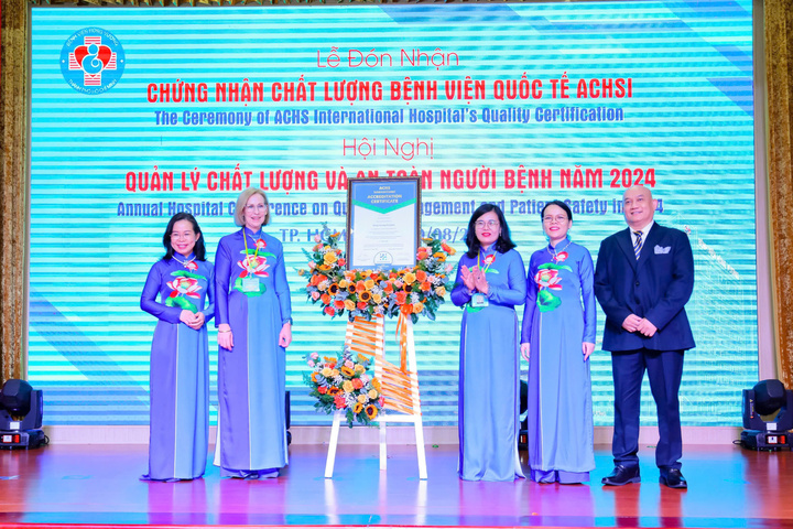 Ban Giám đốc Bệnh viện Hùng Vương đón nhận Chứng nhận chất lượng bệnh viện quốc tế ACHSI