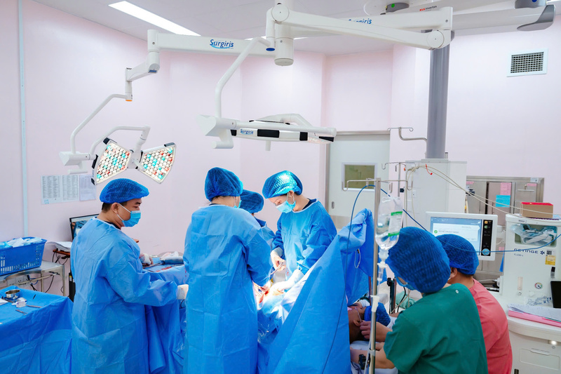 Ê-kíp bác sĩ Bệnh viện Hùng Vương thực hiện ca phẫu thuật trong phòng mổ hiện đại, đảm bảo an toàn và hiệu quả điều trị cho người bệnh