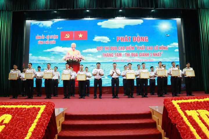Thủ trưởng Bộ Tư lệnh Vùng trao thưởng cho các tập thể, cá nhân có thành tích tiêu biểu xuất sắc 2 năm liên tục. Ảnh: Minh Châu